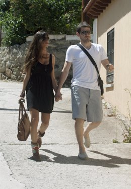 Sara Carbonero e Iker Casillas pasean por Navalacruz 