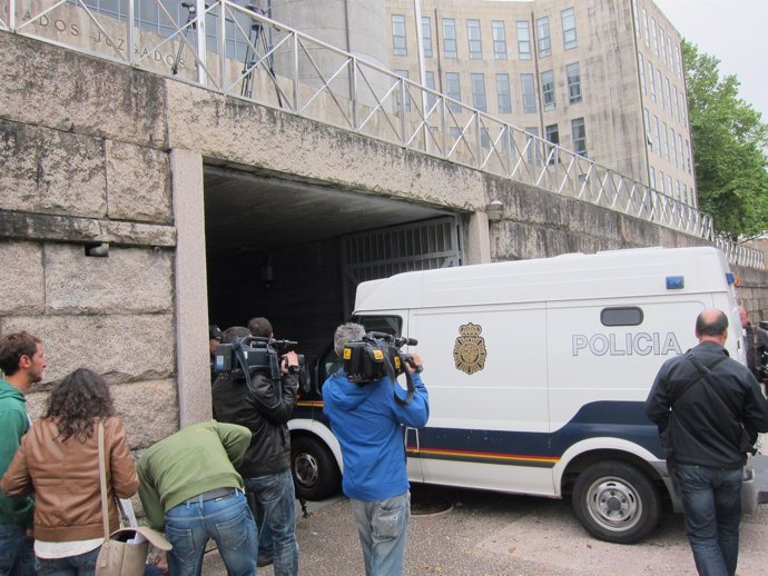 Furgones policiales conducen a los detenidos por el Códice Calixtino al Juzgado