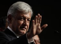 López Obrador insiste en que la elección de Peña Nieto "fue totalmente falsificada" por la compra de votos