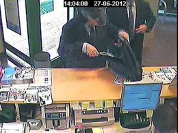 Los atracadores en el moemnto de cometer el robo