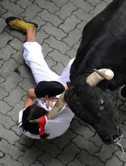 Cogida de un toro en San Fermín 2012