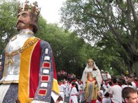Los pamploneses arropan a San Fermín en la tradicional procesión del Día Grande de las fiestas