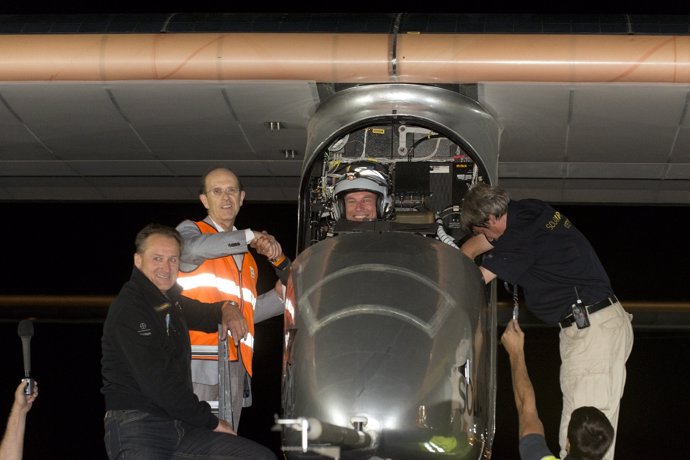 El Solar Impulse aterriza en el aeropuerto de Madrid-Barajas