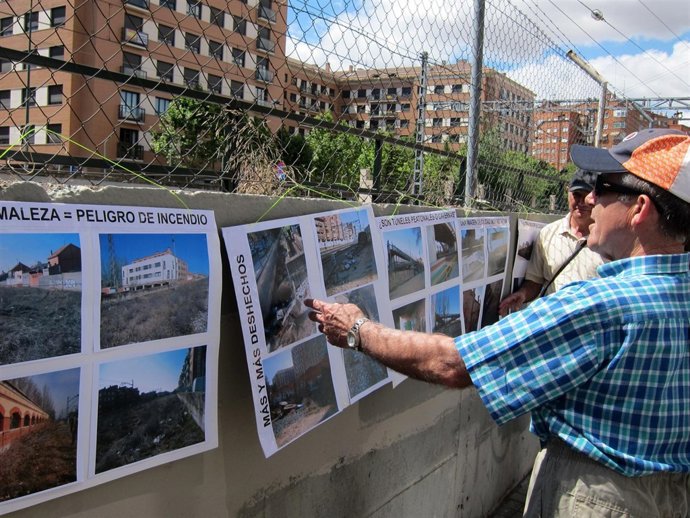 Vecinos de barrios de Valladolid observan en fotos el mal estado de las vías