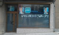 Atacan con una piedra la sede del PP en Cangas del Narcea y pintan 'Volvemos al 34'