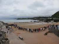 El operativo limpia todas las playas de Carreño (Asturias) afectadas por el fuel, que llega a Ribadesella