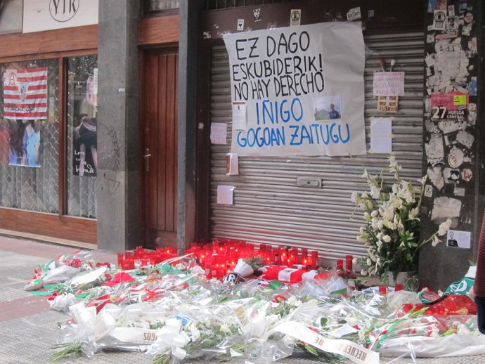 Flores y velas donde resultó herido de muerte Cabacas