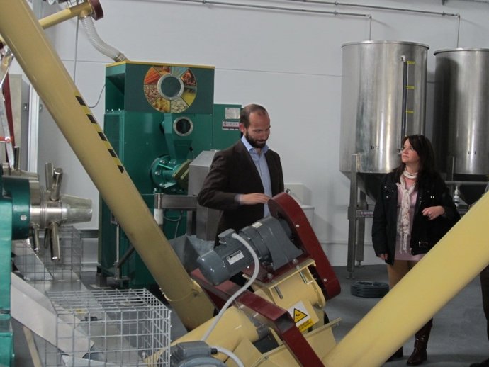 La alcaldesa de Benalup, Amalia Romero, visita las instalaciones de Pronaex