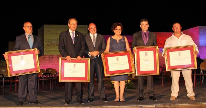 El alcalde Pedro Antonio Sánchez junto a los galardonados
