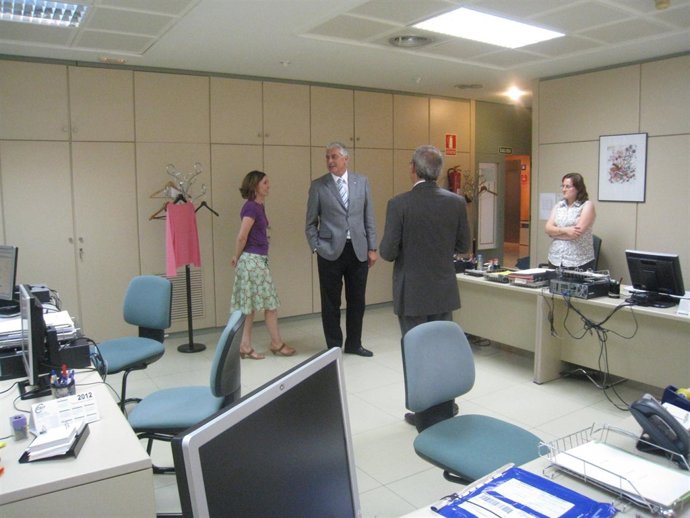 El consejero Suárez en las dependencias de la DGA en Huesca