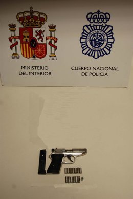 Pistola incautada en la operación contra un grupo dedicado a la explotación
