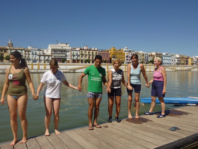 Jóvenes Se Disponen A Saltar Al Guadalquivir Para Celebrar El 'Big Jump'