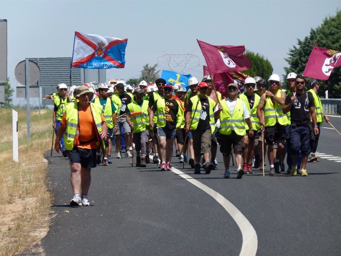 Participantes en la marcha minera de protesta a su llegada a Arévalo.