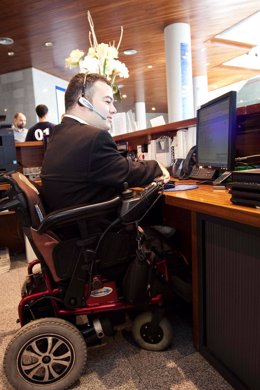 Foto De Un Trabajador Con Discapacidad