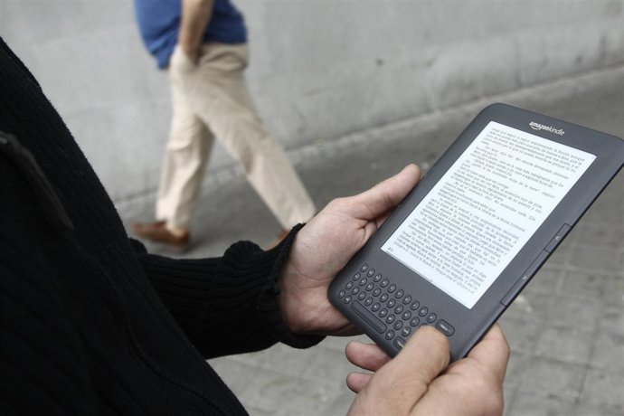 Un Hombre Lee En Un Ebook