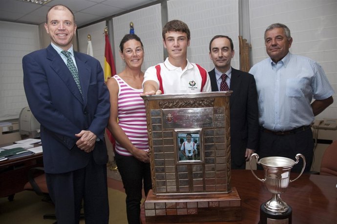 El consejero de Educación, Cultura y Deporte recibe al campeón infantil de golf