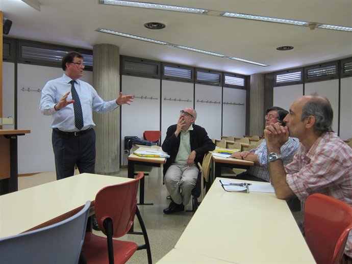 El Conseller De Empresa Y Empleo, Francesc Xavier Mena, En La UB