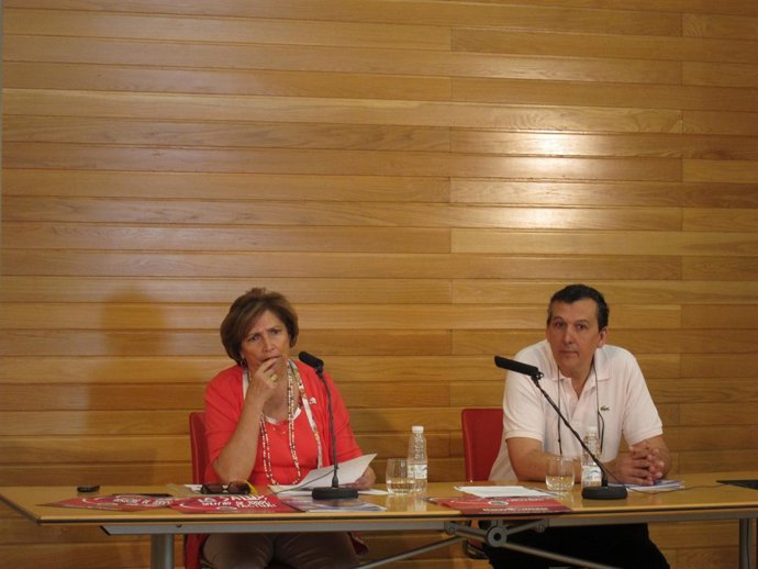 Dolores Huelbes presentando la Memoria 2011 de Manos Unidas 