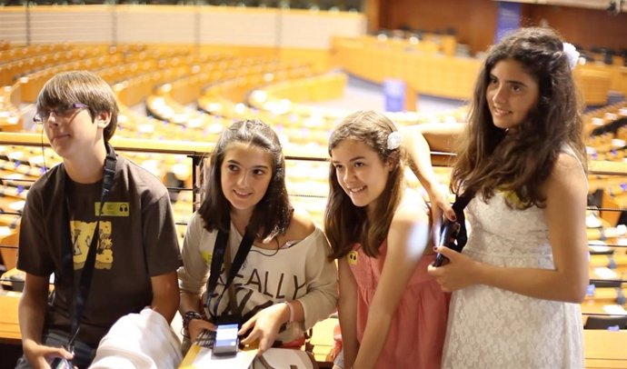 Niños Ganadores De Un Concurso Sobre La UE