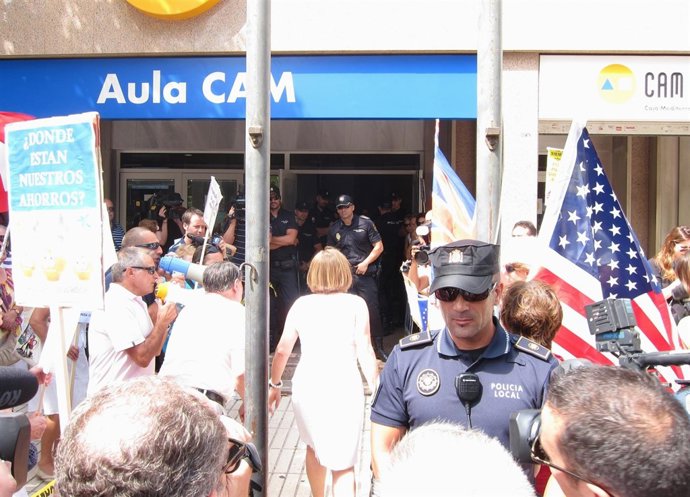 LLegada de algunos miembros de la asamblea de CAM
