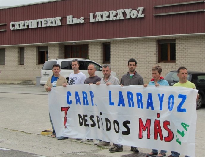 Movilización contra despidos en la carpintería Hermanos Larrayoz.