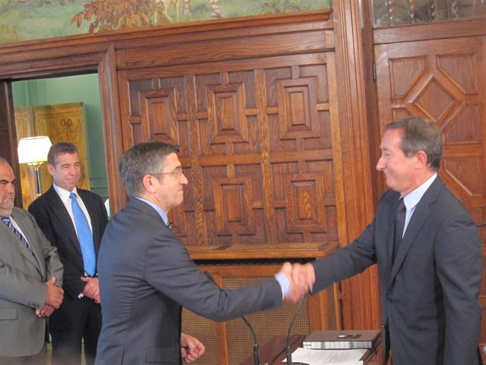 López saluda a Bonilla.