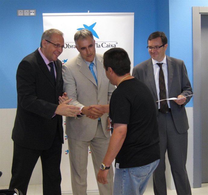 Entrega de diplomas a los participantes en el Programa Reincorpora