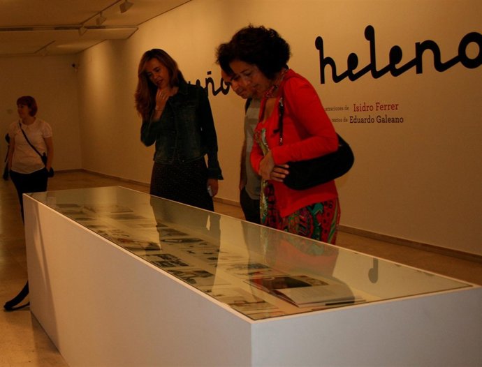 Cristina Fontaneda y Mercedes Cantalapiedra observan las ilustraciones de Ferrer