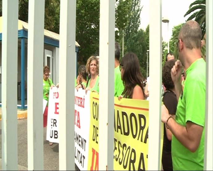 Manifestación De Profesores Interinos En La Puerta Conselleria De Educación