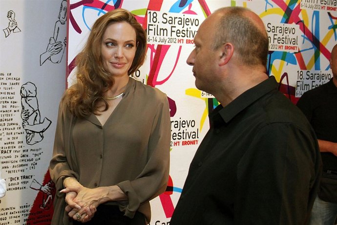 Angelina Jolie luce anillo de compromiso en Sarajevo 