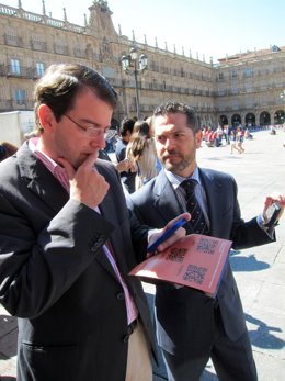 Alfonso Fernández Mañueco, junto al concejal de Cultura, Julio López.