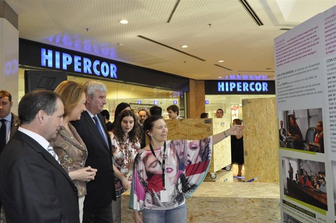 La Presidenta Del Gobierno De Aragón Visita La Exposición 'Con Otra Mirada'