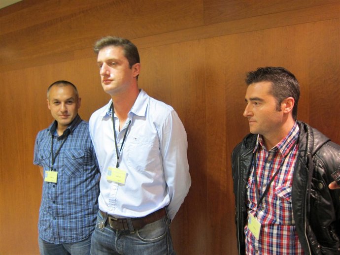 Gómez (centro), acompañado por sus compañeros tras la reunión.