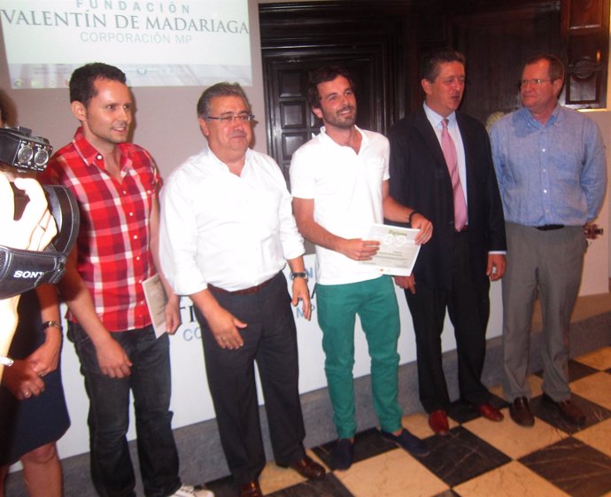 El alcalde de Sevilla entrega los galardones de las Becas Talento