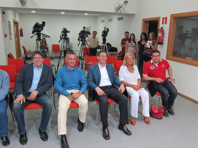 Sánchez Teruel (PSOE) con miembros del grupo municipal del PSOE