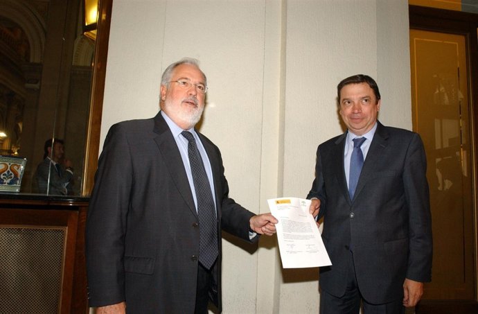 Arias Cañete y Planas tras la firma del convenio