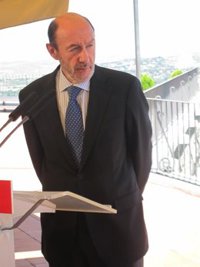 ETA.- Rubalcaba muestra su apoyo al Gobierno, que "hace bien en hacer cosas"