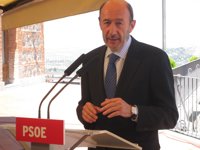 Rubalcaba: "Entre leer encuestas y preocuparme por lo que pase en España me inclino por lo segundo"