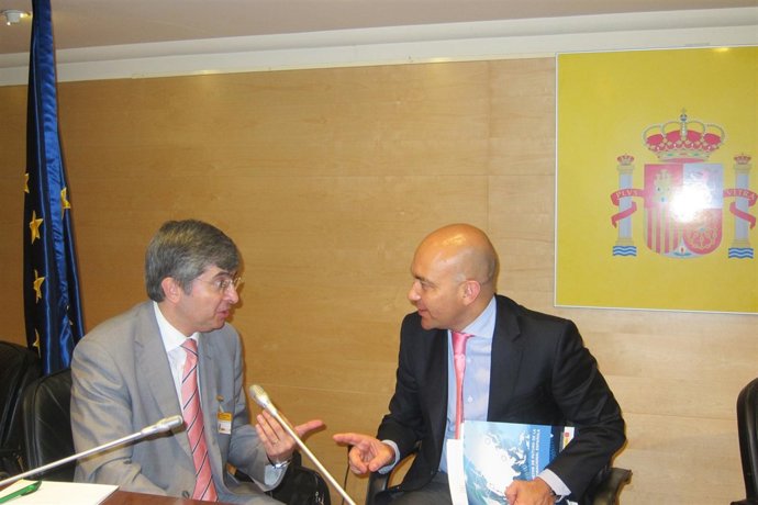 Jaime García-Legaz, Con Uno De Los Autores Del Informe De Esade