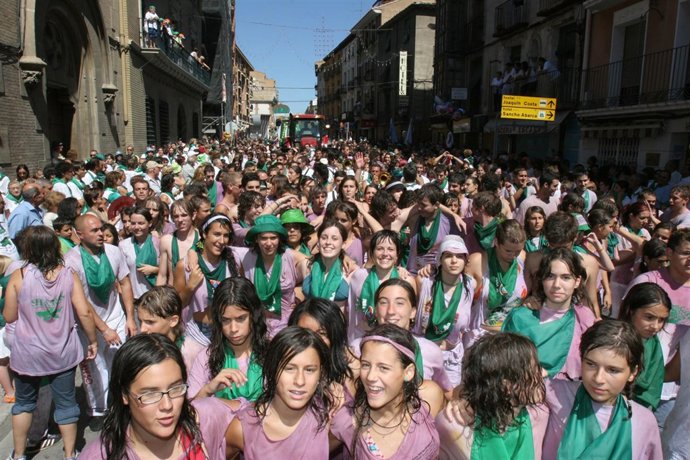 Calle con gente en Sanlorenzos