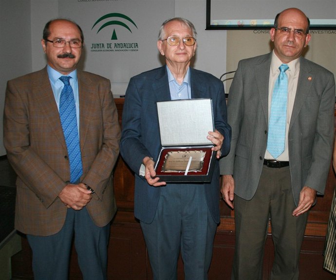 La US homenajea la labor del profesor Guillermo Munuera Contreras