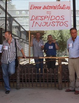 Los trabajadores encerrados, entre dos sindicalistas