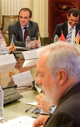 El consejero Esparza (a la izquierda) y el ministro Arias Cañete.