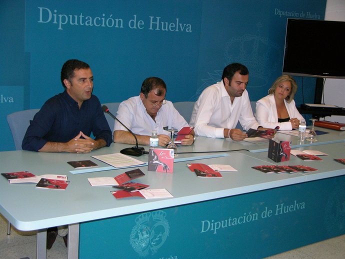 El alcalde de Moguer, Gustavo Cuéllar, en la presentación de 'Luna de Verano'.