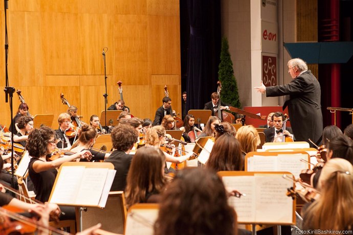 Peter Csaba dirigiendo a la orquesta Freixenet