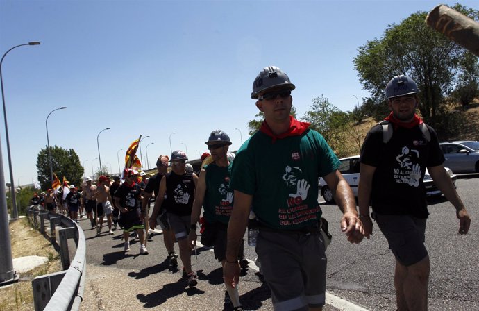 Entrada a Madrid de grupo de mineros por la carretera 