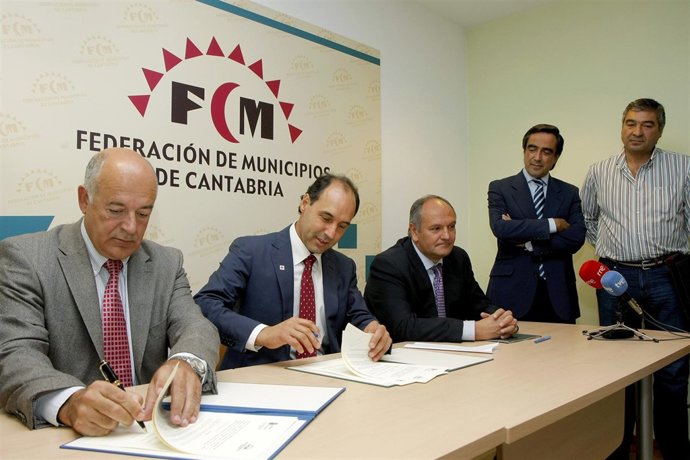 Foto de archivo de Diego firmando un convenio con el presidente de la FMC