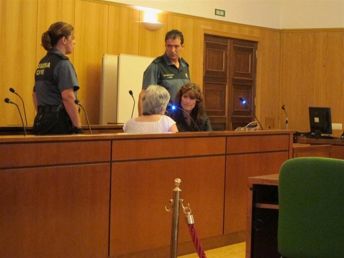 La cuidadora, hablando con su abogada antes de aceptar la condena.