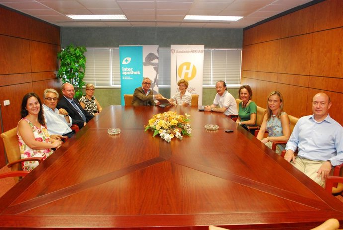 Grupo Hefame entrega los fondos obtenidos junto con sus farmacias a Manos Unidas