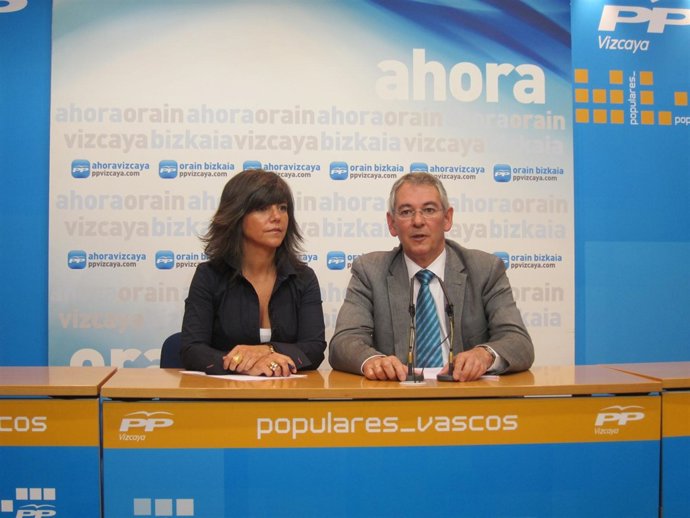 Antón Damborenea con la secretaria general del PP de Bizkaia, Nerea Llanos
